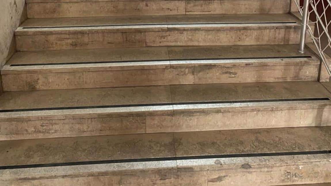 Okulumuz merdivenlerine güvenlik bantları yapıştırıldı